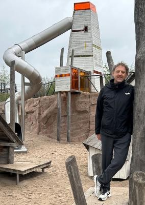 Gero Seidler leitet das Projektmanagement Südstadt der Konversionsgesellschaft mbH für die Stadt Heidelberg. (Foto: Stadt Heidelberg) Ein Foto von einem Mann, der auf einem Spielplatz steht.