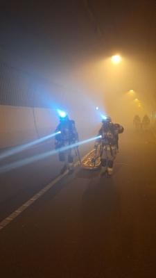 Rund 70 Einsatzkräfte von Berufs- und Freiwilliger Feuerwehr, THW, Polizei und Rettungsdienst haben am Montagabend, 27. April 2026, die Bekämpfung eines Autobrandes mit mehreren verletzten Personen im Schlossbergtunnel geprobt. (Foto: Feuerwehr Heidelberg) Einsatzkräfte von Berufs- und Freiwilliger Feuerwehr bei der Übung im Schlossbergtunnel.