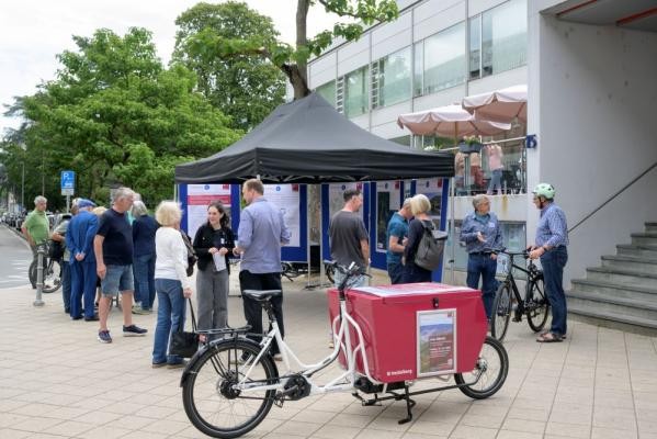Bürgerinnen und Bürger informierten sich am Dienstag, 16. Juni 2026, am gemeinsamen Stand der Stadt Heidelberg und des Forum Energiedialog an der Stadtbücherei über den Bürgerentscheid Windenergie. (Foto: Philipp Rothe) Bürgerinnen und Bürger informieren sich an einem Infostand.
