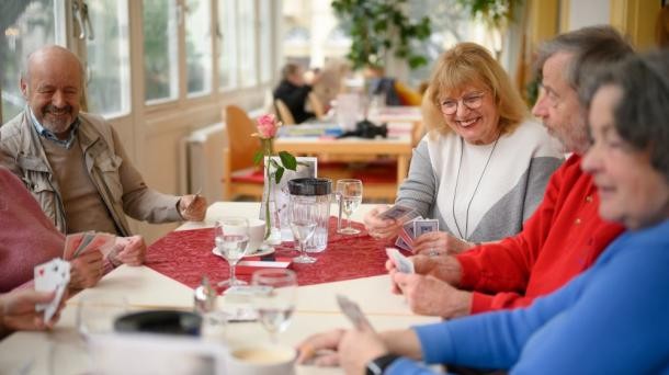 Gemeinsam spielen tut gut: In den Heidelberger Seniorenzentren gibt es regelmäßig Aktivitäten, die Einsamkeit vorbeugen. (Foto: Nicolaus Niebylski) Seniorinnen und Senioren sitzen gemeinsam am Tisch und spielen