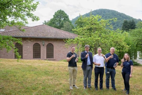 Die Stadtteile Ziegelhausen, Altstadt und Schlierbach erhalten ihr Trinkwasser vom Wasserwerk Schlierbach. Eine Kostprobe nehmen (von links) Simon Schmid, Stadtbetriebe Heidelberg, Erster Bürgermeister Jürgen Odszuck, sowie das Team von den Stadtwerken Heidelberg, Markus Morlock, Abteilungsleiter Anlagenbetrieb für Fernwärme, Trinkwasser & Gas, Christian Rudolf, Betriebsleiter Wasserwerke, und Therese Weißbach, Gruppenleiterin Anlagenbetrieb. (Foto: Philipp Rothe) Erster BM Jürgen Odszuck und das Team von den Stadtwerken Heidelberg vor dem Wasserwerk.