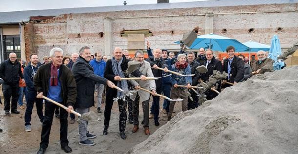 Gemeinsam für die Kultur in Heidelberg: Karlstorbahnhof-Geschäftsführerin Ingrid Wolschin mit den fünf Heidelberger Bürgermeistern sowie Bauverantwortlichen und Wegbegleitern des Karlstorbahnhofs beim symbolischen Spatenstich für das neue Kulturhaus. (Foto: Rothe) Gemeinsam für die Kultur in Heidelberg: Karlstorbahnhof-Geschäftsführerin Ingrid Wolschin mit den fünf Heidelberger Bürgermeistern sowie Bauverantwortlichen und Wegbegleitern des Karlstorbahnhofs beim symbolischen Spatenstich für das neue Kulturhaus.
