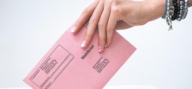 Bundestagswahl (Foto: Rothe) Wahlbrief wird eingeworfen
