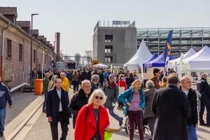Eine große Gruppe Menschen auf dem Außengelände des snp dome beim Bürgerfest (Foto: Dittmer) Eine große Gruppe Menschen auf dem Außengelände des snp dome beim Bürgerfest
