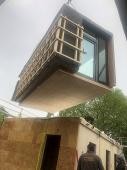 16 große Holzmodule kamen am Donnerstag, 5. Mai 2022, durch die Luft geflogen, als die Kindertageseinrichtungen Furtwängler Straße in Handschuhsheim die schlüsselfertig hergestellten Raummodule für zwei weitere Gruppen via Autokran geliefert bekam. (Foto: Stadt Heidelberg) Foto von einem Holzmodul