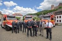 Oberbürgermeister Prof. Dr. Eckart Würzner (Vorne, 2.v.r.) übergab auf dem Karlsplatz in der Altstadt offiziell die Schlüssel für die drei neuen Spezialfahrzeuge an die Abteilungskommandanten Florian Haas (Handschuhsheim), Eric Rohr (Ziegelhausen) und Andreas Walter (Altstadt) (v.l.). (Foto: Rothe) Foto von Schlüsselübergabe