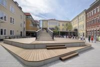 Eine Bühne der Möglichkeiten bietet nicht nur der neue eingeschossige Anbau für die Theaterpädagogik des generalsanierten Hölderlin-Gymnasiums, sondern auch die begehbare Dachfläche des Anbaus, die den Schulhof erweitert. Oberer und unterer Schulhof sind über eine imposante Treppe verbunden. (Foto: Rothe) Foto von Pausenhof und Dachterasse