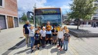 Diese Schülergruppe besuchte die Busschule der Rhein-Neckar-Verkehr GmbH, die an zwei Tagen auf dem Gadamerplatz in der Bahnstadt gastierte. (Foto: Päd-aktiv) Foto von Kindern vor Bus