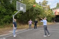 Sie testeten den neuen Basketballplatz (v. l.): Joachim von der Linde (Stadtteilverein Neuenheim), Bürgermeister Raoul Schmidt-Lamontain, Angel Ponz (Stadtteilverein Neuenheim) und Oberbürgermeister Prof. Dr. Eckart Würzner. (Foto: Rothe) Foto von OB auf Basketballplatz