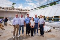 Richtfest für die Erweiterung des Heidelberger Turnzentrums (von links): Harald Heußer, Leiter des Hochbauamtes, Gert Bartmann, Leiter des Amtes für Sport und Gesundheitsförderung, Erster Bürgermeister Jürgen Odszuck, Elisabeth Claas, künftige Leiterin des Turnzentrums, Oberbürgermeister Prof. Dr. Eckart Würzner, Dieter Hofer, ehemaliger Leiter des Turnzentrums. (Foto: Dittmer) Gruppenfoto vor Turnzentrum Rohbau
