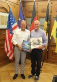 Gespräch im Rathaus: Heidelbergs Oberbürgermeister Prof. Dr. Eckart Würzner (links) mit Palo Altos Bürgermeister Patrick Burt. (Foto: Stadt Heidelberg) Foto von OB Würzner und Patrick Burt