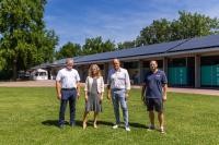 Stellten bei einem Pressetermin am Montag, 18. Juli 2022, die neue Solaranlage im Tiergartenbad vor (von links): Oberbürgermeister Prof. Dr. Eckart Würzner, Gert Bartmann, Leiter des Amtes für Sport und Gesundheitsförderung, Maike Carstens, Geschäftsführerin der Stadtwerke Heidelberg Bäder, und Merlin Pfaus, Leiter des Tiergartenbads (Foto: Tobias Dittmer) Personen stellen sich für ein Gruppenfoto auf