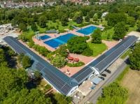 Blick aus der Vogelperspektive: 810 Solarmodule auf dem Dach erzeugen nachhaltig Energie für den Betrieb der Wärmepumpe im Tiergartenbad – und ermöglichen damit eine höhere Wassertemperatur und perspektivisch eine längere Saison. (Foto: Tobias Dittmer) Ein Freibad aus der Vogelperspektive