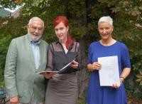 Die Autorin der Heidelberger Kinokonzeption, Dr. Morticia Zschiesche (Mitte), übergibt die Studie an Kulturdezernent Wolfgang Erichson und die Leiterin des Kulturamts, Dr. Andrea Edel. (Foto: Stadt Heidelberg) Eine Übergabe von Unterlagen
