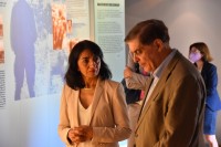 Landtagspräsidentin Muhterem Aras bei ihrem Besuch im Dokumentations- und Kulturzentrum Deutscher Sinti und Roma gemeinsam mit dem Vorsitzenden Romani Rose. (Foto: Dokumentations- und Kulturzentrum Deutscher Sinti und Roma) Zwei Menschen unterhalten sich vor einem Bild