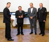 Albert Eppinger (2.v.l.) wurde zum Ehrenstadtbrandmeister ernannt: Heiko Holler, Leiter der Feuerwehr Heidelberg, Oberbürgermeister Prof. Dr. Eckart Würzner und Stadtbrandmeister Uwe Bender (v.l.) übergaben die Auszeichnung. (Foto: Feuerwehr Heidelberg) Überreichung einer Auszeichnung