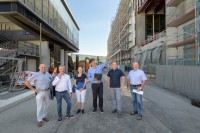 Am Hauptbahnhof-Süd entsteht der Verbindungssteg zwischen Hauptbahnhof und Europaplatz. Vor Ort einen Eindruck von den Arbeiten verschafften sich (v.l.) Walter Durst vom Tiefbauamt, Kai M. Dreesbeimdiek, Geschäftsführer Gustav-Zech-Stiftung Management GmbH, Kerstin Maixner, Geschäftsstelle Bahnstadt, Erster Bürgermeister Jürgen Odszuck sowie Marcus Kusche und Stefan Ziemer vom Tiefbauamt. (Foto: Philipp Rothe)