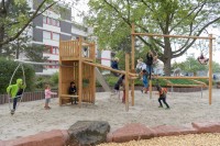 Trotz Regenwetters bei der Eröffnung des Spielplatzes probierten Kinder die Spielgeräte voller Begeisterung aus. (Foto: Philipp Rothe) Kinder spielen auf dem neuen Spielplatz