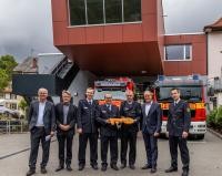 Symbolische Schlüsselübergabe für das neue Feuerwehrgerätehaus Ziegelhausen (von links): Harald Heußer, Leiter Hochbauamt, Architekt Prof. Mathias Lengfeld, Philipp Layer, Eric Rohr und Stefan Meng von der Feuerwehr Ziegelhausen, Oberbürgermeister Prof. Dr. Eckart Würzner und Heiko Holler, Leiter der Feuerwehr Heidelberg. (Foto: Tobias Dittmer) Feuerwehrleute vor dem neuen Gerätehaus