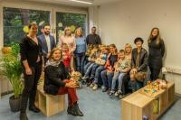 Sozialbürgermeisterin Stefanie Jansen (2.v.r.) und VHS-Direktorin Silke Reck (2.v.l., sitzend) mit Kursteilnehmenden und Kindern in der Begegnungsstätte für Geflüchtete aus der Ukraine in der Südstadt. Den Kurs konzipiert und organisiert haben Kristina Türschmann-Qataoui (1.v.l.) von der Volkshochschule Heidelberg und Eugenia Bösherz (1.v.r.) vom Amt für Chancengleichheit der Stadt Heidelberg. (Foto: Tobias Dittmer) Gruppenfoto in den Räumlichkeiten der Volkshochschule.