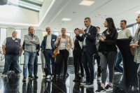 Start des neuen „Heidelberger Bündnisses für Ausbildung und Arbeit“: Rund 90 Teilnehmende diskutierten in verschiedenen Arbeitsgruppen über die Weiterentwicklung des Standortes Heidelberg. (Foto: Tobias Dittmer) Gruppenfoto mit vielen Leuten, die in einem Raum zusammenstehen und diskutieren.