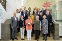 Oberbürgermeister Prof. Dr. Eckart Würzner (vorne links) mit den Preisträgerinnen und -trägern der Ehrenamtsmedaille 2022 (Gruppe 1): Reihe von links: Gerlinde Franz, Andrea Köhler, Liliya Berynska, Regina Moderegger; Reihe von links: Maximilian Knorn, Uwe Hollmichel, Christa und Dieter Hofer, Johann Zuber, Andreas Wahlster; Reihe von links: Jörg Clauer, Michael und Anne Leitz, Matthias Bechtel, Christoph Hagedorn, Reiner Ueltzhöffer, Jürgen Haag Nicht auf dem Bild: Heinz Stein. (Foto: Philipp Rothe) Gruppenfoto der Geehrten auf einer Treppe im Rathaus.