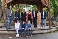 Ukrainische Schülerinnen und Schüler an 29 öffentlichen und privaten Schulen in Heidelberg profitieren von der 30.000-Euro-Spende des Rotary Clubs Heidelberg. Symbolisch übergeben wurde die Spende an der Geschwister-Scholl-Schule in Kirchheim (v.l.): Prof. Dr. Frieder Hepp (Rotary Club Heidelberg), Isabel Arendt (Amt für Schule und Bildung der Stadt Heidelberg), Sabine Horn (Schulleitung Geschwister-Scholl-Schule), Ayse Gül Yilmaz (Förderverein Geschwister-Scholl-Schule), Prof. Dr. med. Andreas Unterberg (Rotary Club Heidelberg), Stefanie Jansen (Bürgermeisterin für Soziales, Bildung, Familie und Chancengleichheit der Stadt Heidelberg) und Stefan Hansen (Schulleitung der Geschwister-Scholl-Schule) mit drei ukrainischen Schülerinnen und Schülern der Vorbereitungsklasse der Geschwister-Scholl-Schule. (Foto: Peter Dorn) Gruppenfoto auf dem Schulhof der Geschwister-Scholl-Schule in Kirchhei