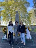 Gedenken an die NS-Opfer auf dem Deportiertenfriedhof in Gurs: Für die Stadt Heidelberg nahmen Bürgermeisterin Stefanie Jansen und die Heidelberger Jugendgemeinderätinnen Jasmin Farahini (links) und Nicole Lichtermann (rechts) teil. (Foto: Stadt Heidelberg) Foto von drei Personen vor einem Denkmal aus Stein.
