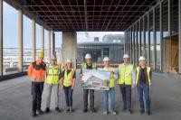 Zentraler Bestandteil des neuen Europaplatzes ist ein Säulengang, der den Europaplatz über eine barrierefreie Fußgängerbrücke mit dem Querbahnsteig des Hauptbahnhofes (im Hintergrund) verbinden wird. Von links: Dr. Ernst Baader (Leiter Landschafts- und Forstamt), Gerald Dietz (Leiter Geschäftsstelle Bahnstadt), Andrea Krastel (Landschafts- und Forstamt), Oberbürgermeister Prof. Dr. Eckart Würzner, Kai M. Dreesbeimdiek (Geschäftsführer Gustav Zech Stiftung), Stephan Sporer (Direktor ATLANTIC Hotel), Volker Schwarz (Landschafts- und Forstamt). (Foto: Philipp Rothe) Gruppenbild mit dem Oberbürgermeister im Säuleneingang des Europaplatzes