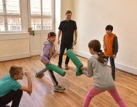 Schulsozialarbeiter Stephan Wandernoth beim Antiaggressionstraining mit Grundschülerinnen und -schülern der Wilckensschule in Bergheim. (Foto: Peter Dorn) Kinder spielen zusammen