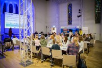 Menschen unterschiedlicher Generationen trafen sich in der Chapel beim Abschlussfest des BIWAQ-Projektes. (Foto: Stadt Heidelberg) Eine Versammlung von Menschen