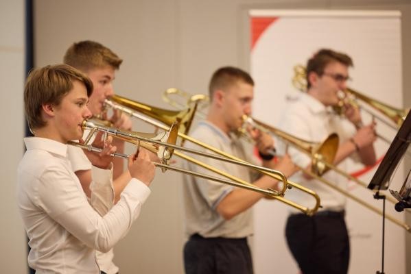 Schülerinnen und Schüler, Auszubildende, junge Berufstätige und Studierende, die nicht in einer musikalischen Berufsausbildung stehen, können ab dem 1. Oktober bis zum 15. November 2025 sich unter www.jugend-musiziert.org registrieren und zum 63. Wettbewerb Jugend musiziert anmelden. (Foto: Oliver Borchert DMR) Vier Jugendliche spielen Posaune.