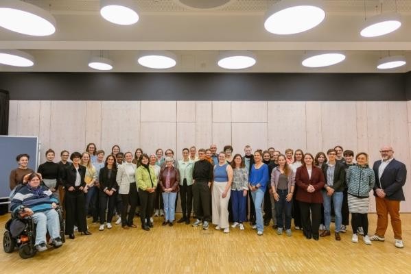 Gemeinsam für mehr Chancengleichheit: Vertreterinnen und Vertreter aus Politik, Vereinen und tauschten sich neuen im Bürgerhaus Bahnstadt zu einem neuen Arbeitsformat für Frauenthemen aus. (Foto: Joe Pohl) Gruppenfoto der Vertreterinnen und Vertreter aus Politik und Vereinen bei der Auftaktveranstaltung.