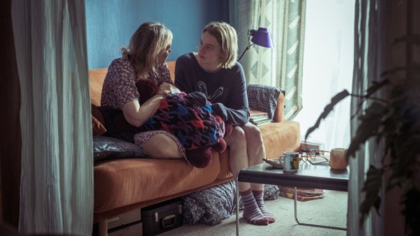 Filmszene aus „22 Bahnen“. Mit dem Film nach dem gleichnamigen Roman von Caroline Wahl startet die Filmreihe zum Thema Sucht in Heidelberg. (Foto: Constantin Filmverleih GmbH) Szene aus dem Film "22 Bahnen", in der zwei Menschen zusammen auf einem Sofa sitzen und ein Gespräch führen