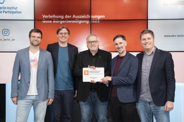 Rundum glückliche Gesichter bei der Preisverleihung durch Jörg Sommer, Direktor Berlin Institut für Partizipation (3. von rechts): Heidelbergs Bürgerbeteiligung um Christian Plöhn (rechts), Leiter des Amtes für Stadtentwicklung und Stadtplanung, wurde als eine von fünf Kommunen in Deutschland mit dem Preis „Gute Bürgerbeteiligung“ ausgezeichnet. (Foto: Sommer Kompetenzzentrum Bürgerbeteiligung) Gruppenfoto bei der Preisverleihung