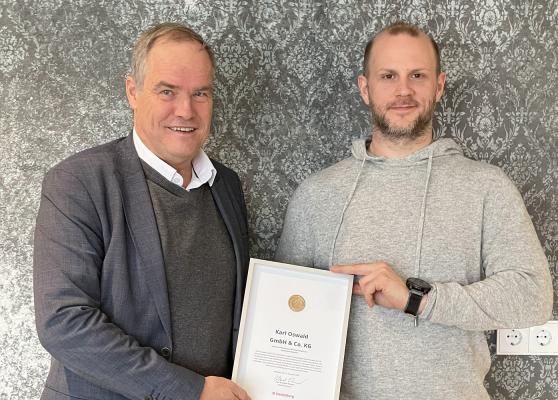 Oberbürgermeister Eckart Würzner (links) gratulierte Geschäftsführer Thomas Oswald zum Firmenjubiläum der Karl Oswald GmbH & Co. KG und überreichte das Wirtschaftssiegel der Stadt Heidelberg. (Foto: Stadt Heidelberg) Oberbürgermeister Würzner überreicht eine Urkunde an Geschäftsführer Thomas Oswald