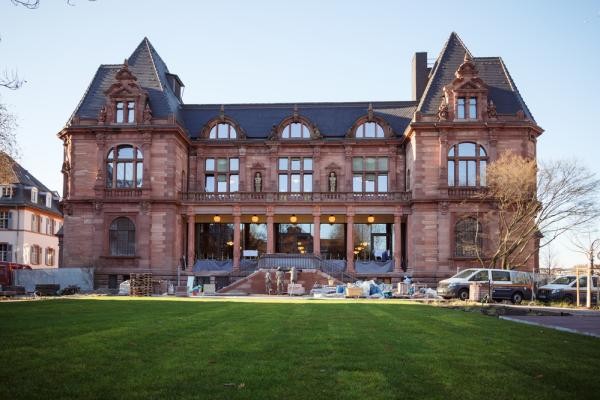 Durch Abbau des 1979/80 ergänzten Rondells auf dem Montpellierplatz nähert sich die Ostseite der Stadthalle wieder dem historischen Original an (Foto vom Dezember 2025). (Foto: Nicolaus Niebylski) Stadthalle von außen