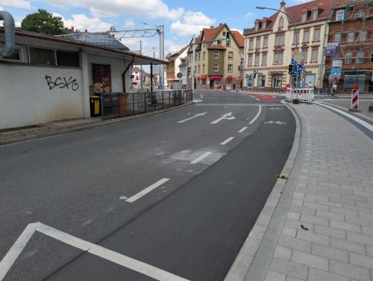 Die Stadt Heidelberg hat rund um den Hans-Thoma-Platz in Handschuhsheim die Fahrbahn neu markiert. Beispielsweise können in Fahrrichtung Norden (Dossenheimer Landstraße) weiterhin zwei Autos nebeneinander fahren. Gleichzeitig haben Radfahrende nun einen eigenen Fahrstreifen, auf dem Autos nicht mehr fahren oder halten dürfen. (Foto: Stadt Heidelberg) Fahrbahnmarkierungen auf der Straße.