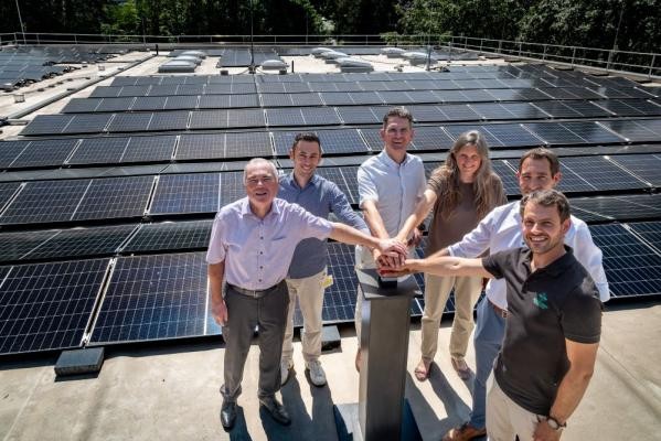 Gemeinsame offizielle Inbetriebnahme der neuen Photovoltaik-Anlage beim Max-Planck-Institut für Kernphysik (von links): Prof. Dr. Ing. Markus Klaiber (Verwaltungsleiter MPIK), Luckas Nickus (Wirtschaftsenergiebeauftragter Stadt Heidelberg), Marc Massoth (Leiter Amt für Wirtschaftsförderung und Wissenschaft), Sabine Lachenicht (Leiterin Amt für Umweltschutz, Gewerbeaufsicht und Energie), Prof. Dr. Klaus Blaum (geschäftsführender Direktor MPIK) und Sebastian Hirsch (Leiter Haustechnik MPIK). (Foto: C. Föhr) Gruppe von Projektbeteiligten vor einer Photovoltaianlage.