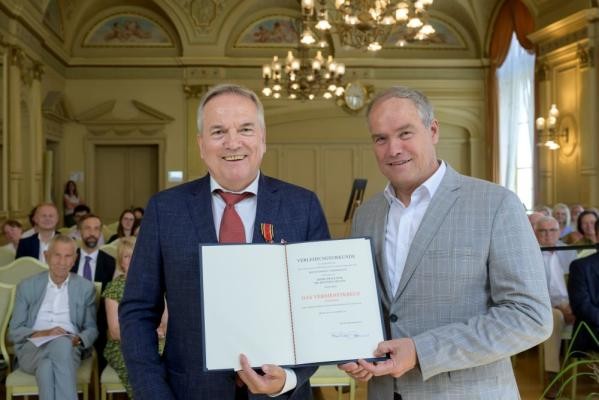Prof. Dr. Matthias Hentze (links) erhielt von Oberbürgermeister Eckart Würzner für seine großen Verdienste um die Wissenschaft das Bundesverdienstkreuz verliehen. (Foto: Philipp Rothe) Prof. Dr. Matthias Hentze erhälz das Bundesverdienstkreuz von OB Eckart Würzner.
