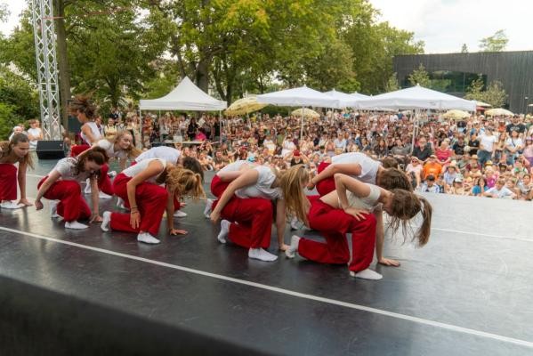Bühne frei heißt es wieder beim großen Sommerfest im Haus der Jugend. Zum ersten Mal findet es als zweitägiges Festwochenende am 25. und 26. Juli 2026 statt. (Foto: Emil Linnebach) Tanzgruppe auf einer Bühne.