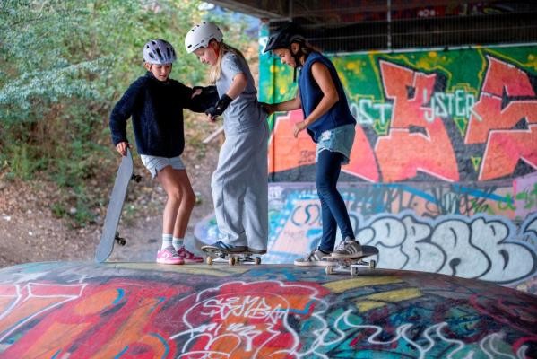 Skateboarden ist eines von vielen Ferienpass-Angeboten im Jubiläumsprogramm. (Foto: Felix Baecker) Kinder beim Skateboarden.