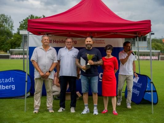 Das U16-Rugby-Team des TSV Handschuhsheim (3. von links Trainer Shalva Didebashvili gemeinsam mit von links Dr. Peter Schlör, Vorsitzender des Sportkreises Heidelberg, Bürgermeisterin Stefanie Jansen und Gert Bartmann, Leiter des Amtes für Sport und Gesundheitsförderung) wurde 2025 sowohl deutscher 15er-Meister als auch deutscher 7er-Meister – und wurde von der Jury zu Heidelbergs bester Nachwuchsmannschaft 2025 gewählt. (Foto: Tobias Dittmer) Trainer Shalva Didebashvili bei der Siegerehrung für Heidelbergs beste Nachwuchsmannschaft 2025.