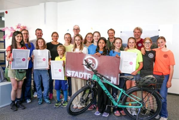 Bei der Siegerehrung wurden die erfolgreichsten Schulen des diesjährigen Stadtradelns für ihr besonderes Engagement ausgezeichnet. Bürgermeister Raoul Schmidt-Lamontain (3. von links) ehrte gemeinsam mit den betreuenden Lehrkräften die Schülerinnen und Schüler der ausgezeichneten Schulen für ihre Leistungen beim Stadtradeln 2026. (Foto: Stadt Heidelberg) Schüler der ausgezeichneten Schulen, Lehrkräfte und Bürgermeister Raoul Schmidt-Lamontain posieren mit Ehrungsurkunden.