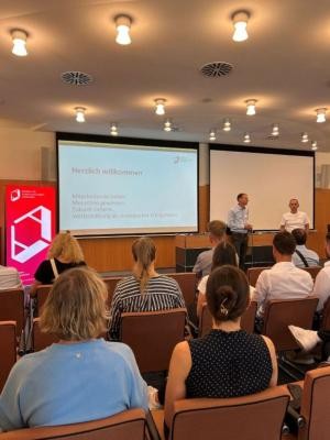 Wertschätzung entscheidet über Bindung, Motivation und Zukunftsfähigkeit von Unternehmen und Organisationen. Unter diesem Leitgedanken stand die Veranstaltung „Mitarbeitende halten. Menschen gewinnen. Zukunft sichern. – Wertschätzung als strategischer Erfolgsfaktor.“ des Heidelberger Bündnisses für Ausbildung und Arbeit Mitte Juli 2026 im Rohrbacher Schlösschen der Thoraxklinik. (Bildnachweis: Stadt Heidelberg) Mitarbeitende hören einem Vortrag zu.