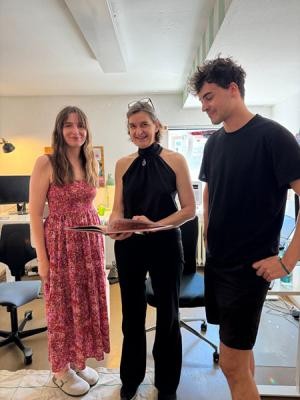 Bürgermeisterin Martina Pfister (Mitte) spricht im DEZERNAT#16 mit den beiden Illustrierenden Juliana Kralik und Sam Rassy. (Foto: Stadt Heidelberg) Bürgermeisterin Martine Pfister steht zwischen Illustrierenden Juliana Kralik und Sam Rassy.