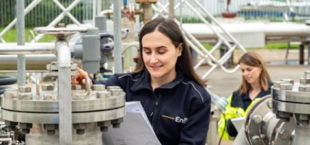 Geothermieanlage Bruchsal mit EnBW-Mitarbeiterinnen (Foto: Uli Beck) Geothermieanlage Bruchsal mit EnBW-Mitarbeiterinnen
