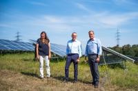 Stellten am Solarpark Feilheck die Pläne zum Ausbau von Solar- und Windkraftanlagen vor (von rechts): Oberbürgermeister Prof. Dr. Eckart Würzner, Prof. Dr. Rudolf Irmscher, Geschäftsführer der Stadtwerke Heidelberg, und Sabine Lachenicht, Leiterin des Amtes für Umweltschutz, Gewerbeaufsicht und Energie der Stadt Heidelberg. (Foto: Dittmer) Das Foto zeigt Oberbürgermeister Prof. Dr. Eckart Würzner, Prof. Dr. Rudolf Irmscher, Geschäftsführer der Stadtwerke Heidelberg, und Sabine Lachenicht, Leiterin des Amtes für Umweltschutz, Gewerbeaufsicht und Energie der Stadt Heidelberg. (Foto: Dittmer)