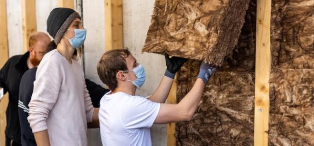 Wärmedämmung wird an einer Wand angebracht (Foto: Dittmer) Wärmedämmung wird an einer Wand angebracht