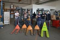 Lagerlogistik ist einer der Ausbildungsbereiche beim Berufsbildungswerk Mosbach-Heidelberg. (Foto: BBW) Junge Menschen posieren hinter fünf bunten Gabelstaplern.
